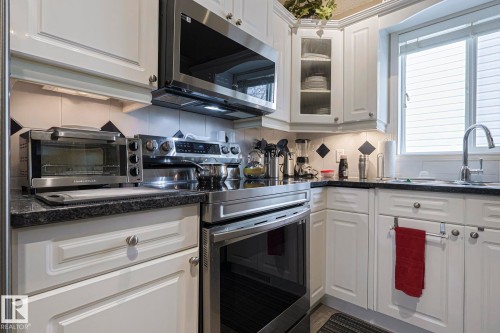 21304 88 Avenue, Edmonton, AB - Indoor Photo Showing Kitchen