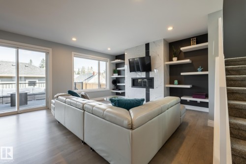 10936 71 Avenue, Edmonton, AB - Indoor Photo Showing Living Room