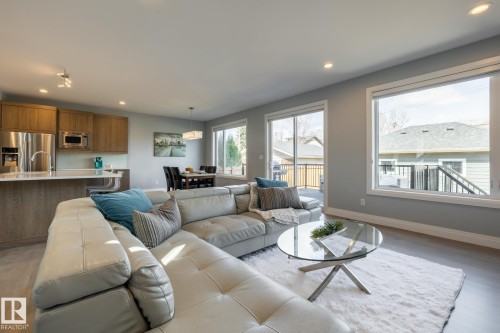 10936 71 Avenue, Edmonton, AB - Indoor Photo Showing Living Room