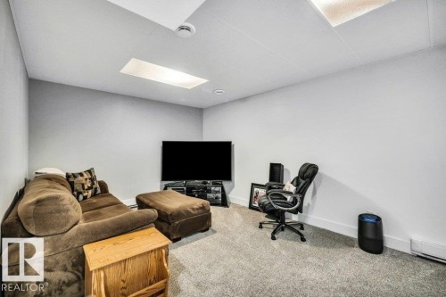 Office space featuring carpet and baseboards - 6485 King Wynd, Edmonton, AB - Indoor