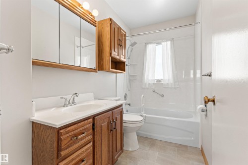 10724 148 Street, Edmonton, AB - Indoor Photo Showing Bathroom