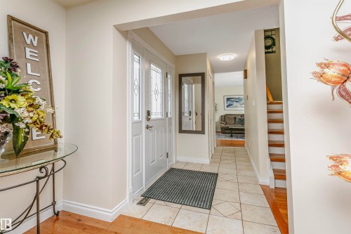 Foyer entrance featuring baseboards and light wood-style floors - 18507 92 Avenue, Edmonton, AB - Indoor Photo Showing Other Room