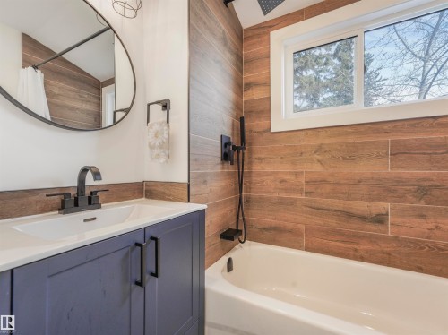 809 8 Street, Rural Lac Ste. Anne County, AB - Indoor Photo Showing Bathroom
