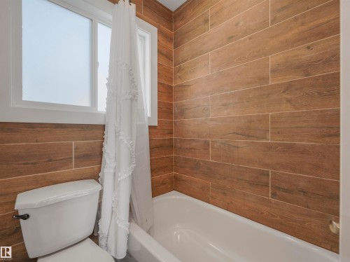 809 8 Street, Rural Lac Ste. Anne County, AB - Indoor Photo Showing Bathroom