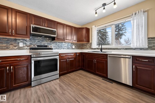 8938 94 Avenue, Fort Saskatchewan, AB - Indoor Photo Showing Kitchen With Stainless Steel Kitchen With Upgraded Kitchen