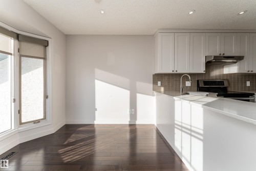 174 Oeming Road, Edmonton, AB - Indoor Photo Showing Kitchen
