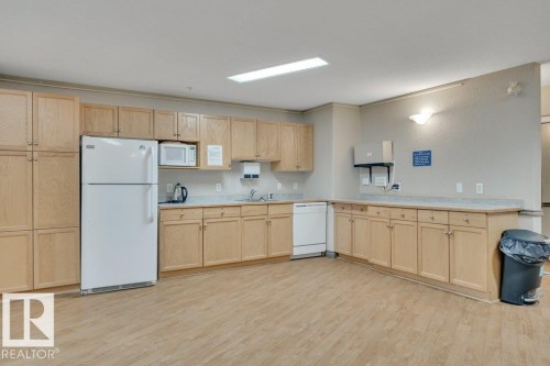 102 2903 Rabbit Hill Road, Edmonton, AB - Indoor Photo Showing Kitchen