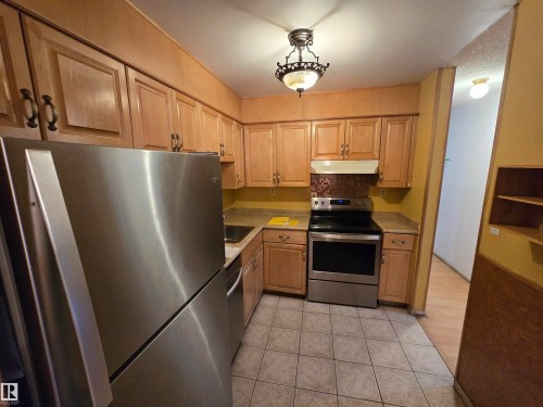 Edmonton, AB - Indoor Photo Showing Kitchen