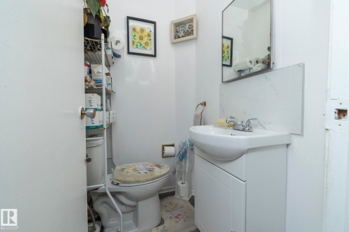 11539 40 Avenue, Edmonton, AB - Indoor Photo Showing Bathroom