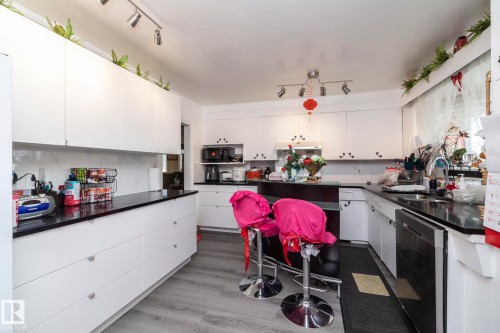 11539 40 Avenue, Edmonton, AB - Indoor Photo Showing Kitchen