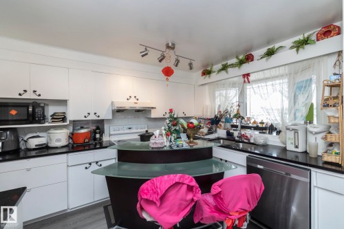 11539 40 Avenue, Edmonton, AB - Indoor Photo Showing Kitchen
