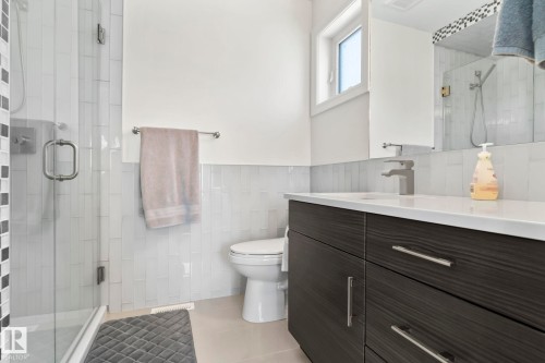 14041 101A Avenue, Edmonton, AB - Indoor Photo Showing Bathroom