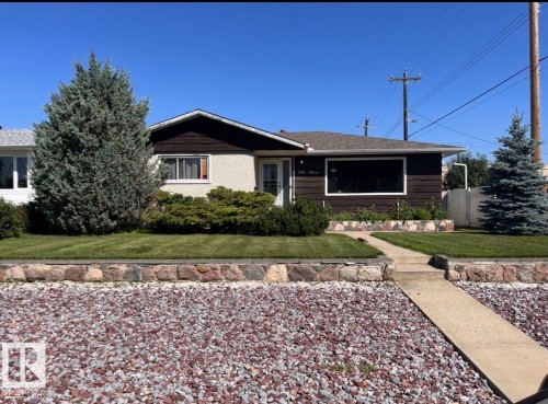 Ranch-style house with a front yard and stucco siding - 7316 100 Avenue, Edmonton, AB - Outdoor