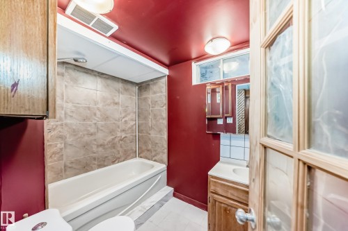 Bathroom featuring vanity and shower / bathtub combination - 13904 135 Avenue, Edmonton, AB - Indoor Photo Showing Bathroom