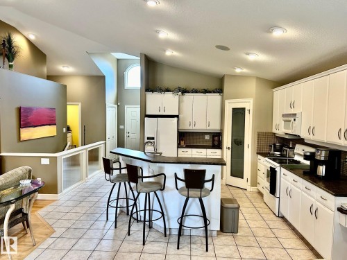 928 Thompson Place, Edmonton, AB - Indoor Photo Showing Kitchen