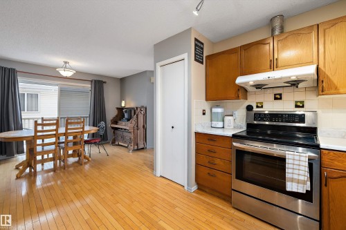 8007 160 Avenue, Edmonton, AB - Indoor Photo Showing Kitchen