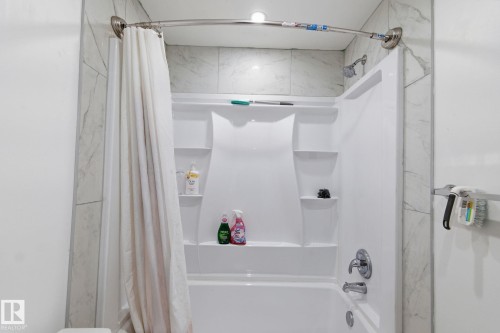 Full bathroom featuring shower / tub combo with curtain - 13538 127 Street, Edmonton, AB - Indoor Photo Showing Bathroom