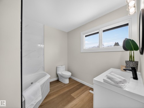 4841 114 Avenue, Edmonton, AB - Indoor Photo Showing Bathroom