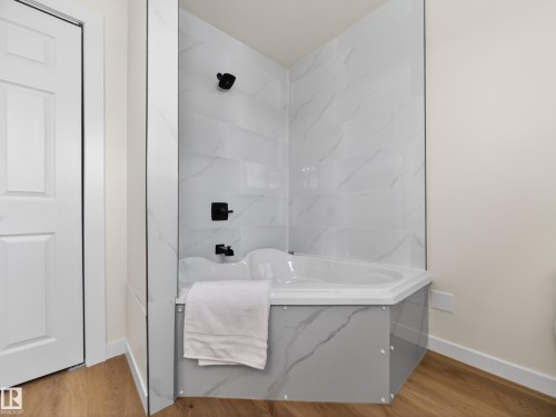 4841 114 Avenue, Edmonton, AB - Indoor Photo Showing Bathroom
