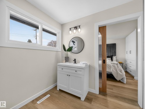 4841 114 Avenue, Edmonton, AB - Indoor Photo Showing Bathroom
