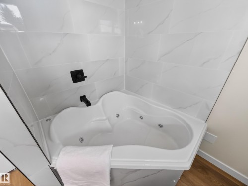 4841 114 Avenue, Edmonton, AB - Indoor Photo Showing Bathroom