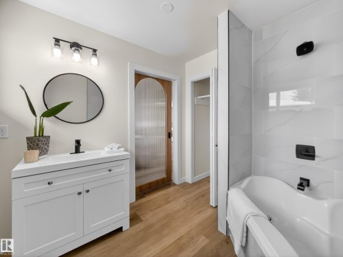 4841 114 Avenue, Edmonton, AB - Indoor Photo Showing Bathroom