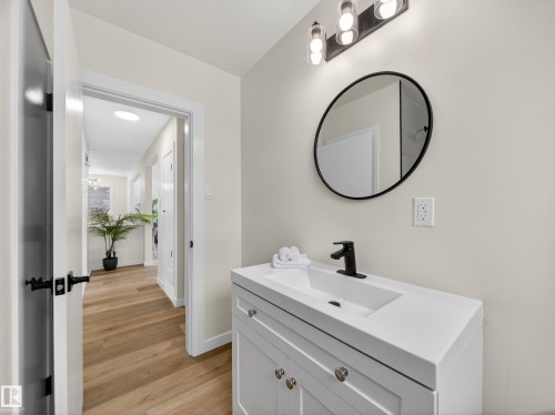 4841 114 Avenue, Edmonton, AB - Indoor Photo Showing Bathroom