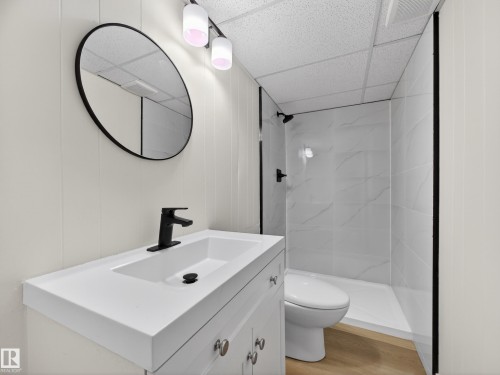4841 114 Avenue, Edmonton, AB - Indoor Photo Showing Bathroom