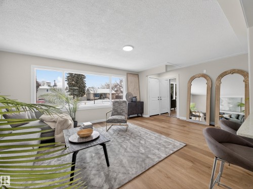 4841 114 Avenue, Edmonton, AB - Indoor Photo Showing Living Room