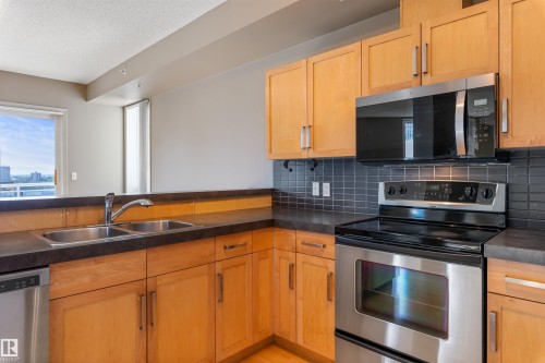 901 10504 99 Avenue, Edmonton, AB - Indoor Photo Showing Kitchen With Double Sink