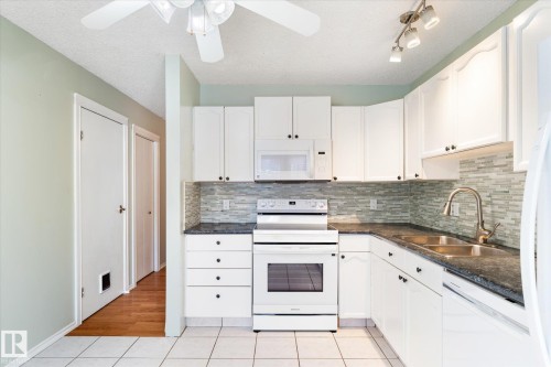 113 5 Aberdeen Way, Stony Plain, AB - Indoor Photo Showing Kitchen With Double Sink