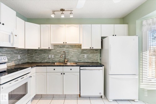 113 5 Aberdeen Way, Stony Plain, AB - Indoor Photo Showing Kitchen With Double Sink