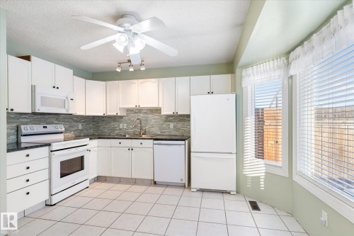 113 5 Aberdeen Way, Stony Plain, AB - Indoor Photo Showing Kitchen