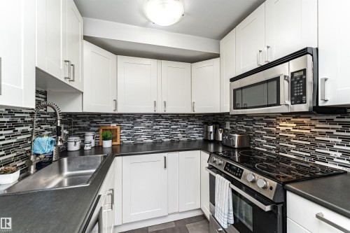 17135 109 Street, Edmonton, AB - Indoor Photo Showing Kitchen With Stainless Steel Kitchen With Double Sink With Upgraded Kitchen