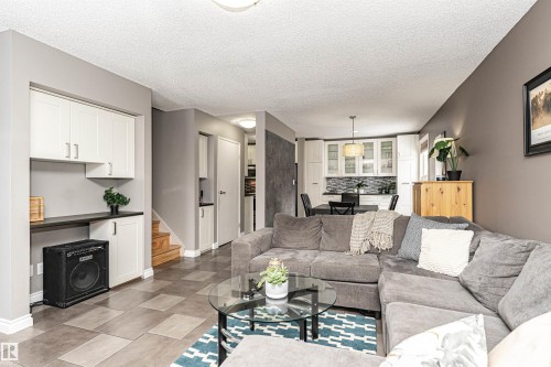 17135 109 Street, Edmonton, AB - Indoor Photo Showing Living Room