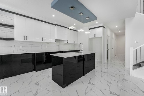 922 15 Avenue, Edmonton, AB - Indoor Photo Showing Kitchen