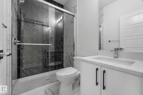 922 15 Avenue, Edmonton, AB - Indoor Photo Showing Bathroom
