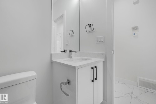 922 15 Avenue, Edmonton, AB - Indoor Photo Showing Bathroom