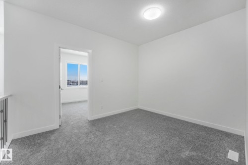 922 15 Avenue, Edmonton, AB - Indoor Photo Showing Other Room