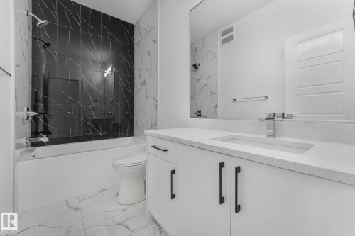 922 15 Avenue, Edmonton, AB - Indoor Photo Showing Bathroom