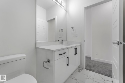 922 15 Avenue, Edmonton, AB - Indoor Photo Showing Bathroom