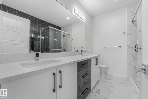 922 15 Avenue, Edmonton, AB - Indoor Photo Showing Bathroom