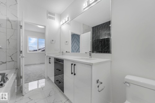 922 15 Avenue, Edmonton, AB - Indoor Photo Showing Bathroom