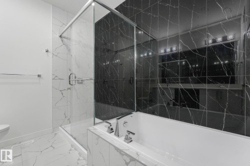 922 15 Avenue, Edmonton, AB - Indoor Photo Showing Bathroom