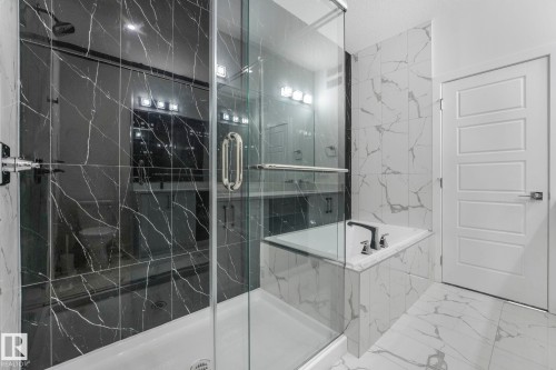 922 15 Avenue, Edmonton, AB - Indoor Photo Showing Bathroom