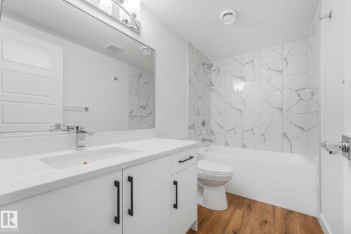 922 15 Avenue, Edmonton, AB - Indoor Photo Showing Bathroom