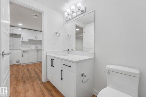 922 15 Avenue, Edmonton, AB - Indoor Photo Showing Bathroom