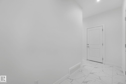 922 15 Avenue, Edmonton, AB - Indoor Photo Showing Other Room