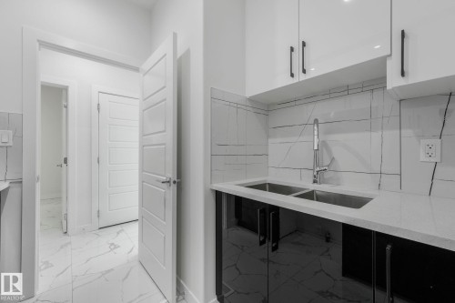 922 15 Avenue, Edmonton, AB - Indoor