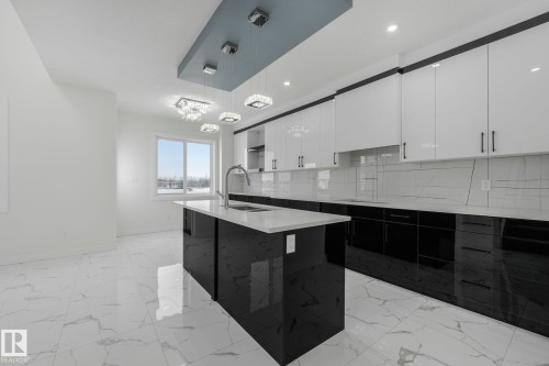 922 15 Avenue, Edmonton, AB - Indoor Photo Showing Kitchen